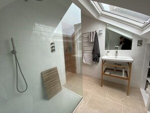 Shower, hair dryer, towels, soap - Cosy, Bright, Scandinavian apartment in London (St Margaret's/Richmond) (Twickenham)
