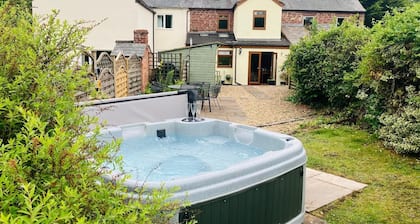 Cosy 18th century cottage. Pet friendly. Absolute tranquility!