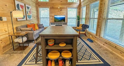 Hot Tub • Dog-Friendly • Free Dollywood Ticket • Perfect for 2 (Four Seasons)