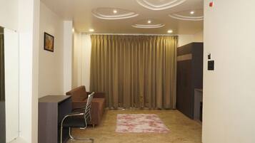 Suite | Desk, free WiFi