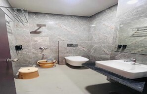 مناشف، صابون، شامبو، ورق حمّام