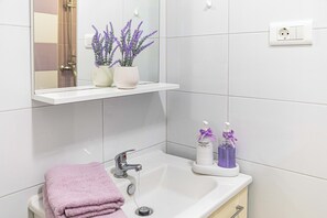 Dusche, Haartrockner, Handtücher, Seife