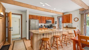 Réfrigérateur, micro-ondes, lave-vaisselle, cafetière/bouilloire