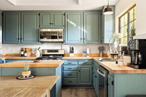 Réfrigérateur, four à micro-ondes, un four, surface de cuisson