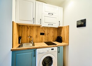 Kühlschrank, Mikrowelle, Herdplatte, Wasserkocher mit Kaffee-/Teezubehör