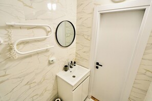 Dusche, Haartrockner, Handtücher, Seife