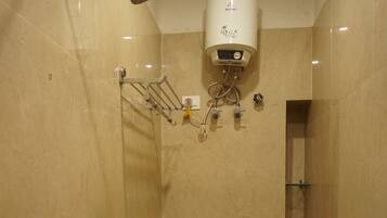 Deluxe Double Room | Bathroom | Shower, free toiletries, towels, soap