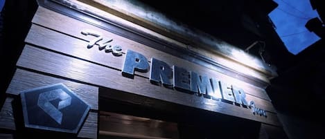 El cartel del Hotel Premier con un logotipo.