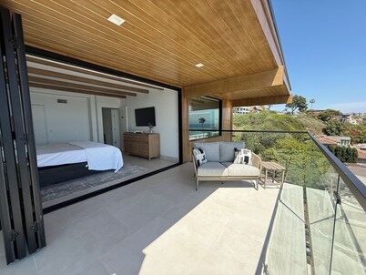 Luxury Beachfront Retreat - Newly Remodeled 4BR/4.5BA in Corona Del Mar