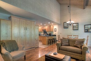 Smart TV - Red Rock Rest | AC, Pool, Hot Tub, Golf & Ski (Durango)