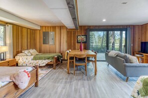 4 bedrooms, iron/ironing board, free WiFi, bed sheets - Updated home with Great Views & Hot tub (Black Butte Ranch)