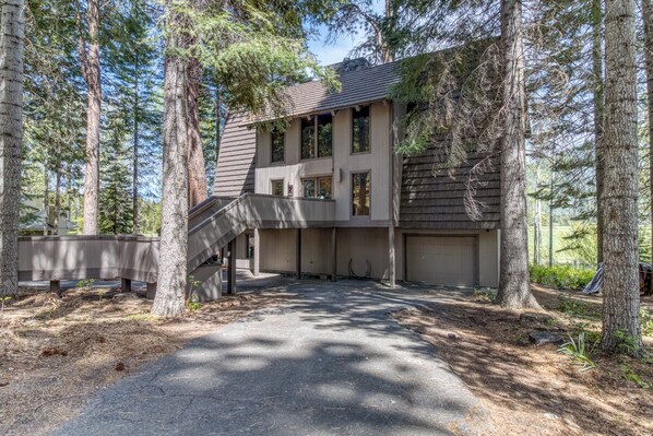 Exterior - Updated home with Great Views & Hot tub (Black Butte Ranch)