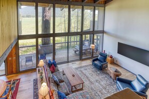 Smart TV, fireplace, books