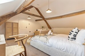 5 bedrooms, iron/ironing board, WiFi, bed sheets