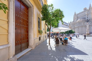 Vista frontal de la propiedad
