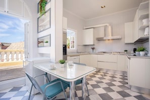 Apartamento (2 Bedrooms) | Cocina privada | Frigorífico, microondas, horno y placa de cocina