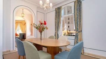 Appartement (2 Bedrooms) | Dineren in de kamer