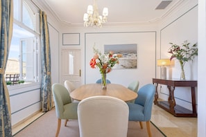 Apartment (2 Bedrooms) | Essbereich im Zimmer