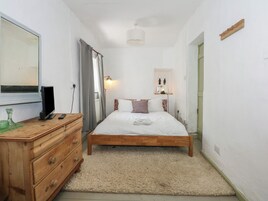 2 dormitorios, decoración individual, mobiliario individual