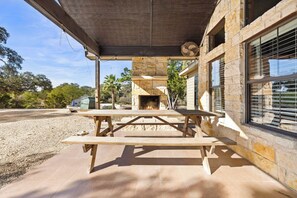 Outdoor dining - Concan Springs Around The Bend Shared pool (Concan)