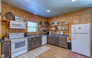 Kylskåp, mikrovågsugn, ugn och spishäll