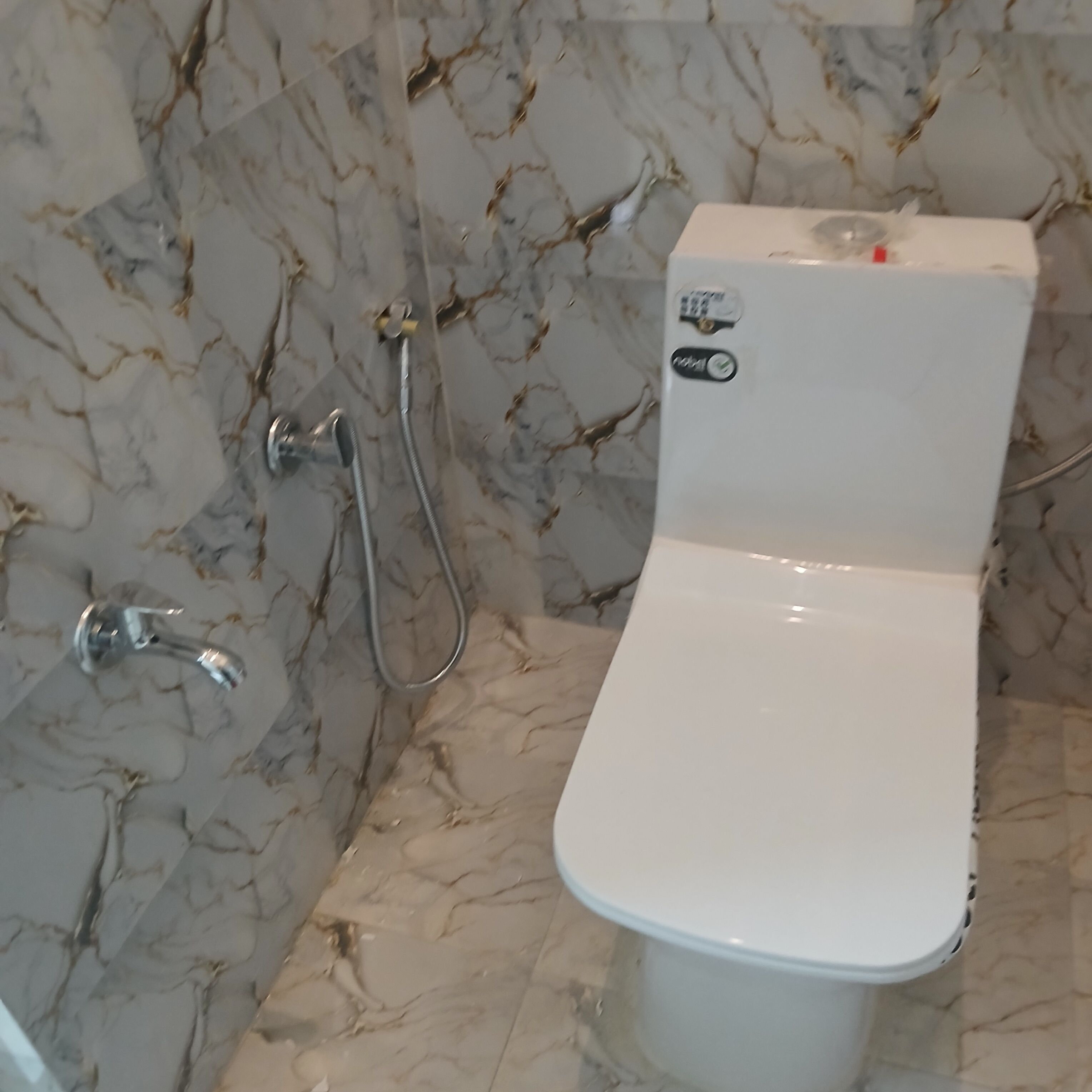 Produtos de toalete grátis, toalhas de banho, sabonete, shampoo