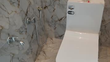 Toalettartikler (inkludert), håndklær, såpe og sjampo