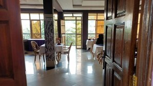 Un comedor amplio con techos altos y ventanas grandes, que dejan entrar abundante luz natural.