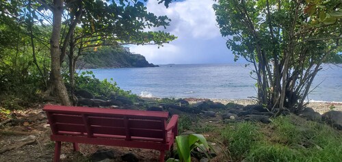 Spacious 3-bedroom apartmen  on St Thomas west end. Five minute walk to the bay.