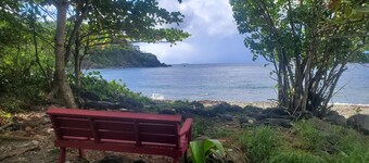 Spacious 3-bedroom apartmen  on St Thomas west end. Five minute walk to the bay.