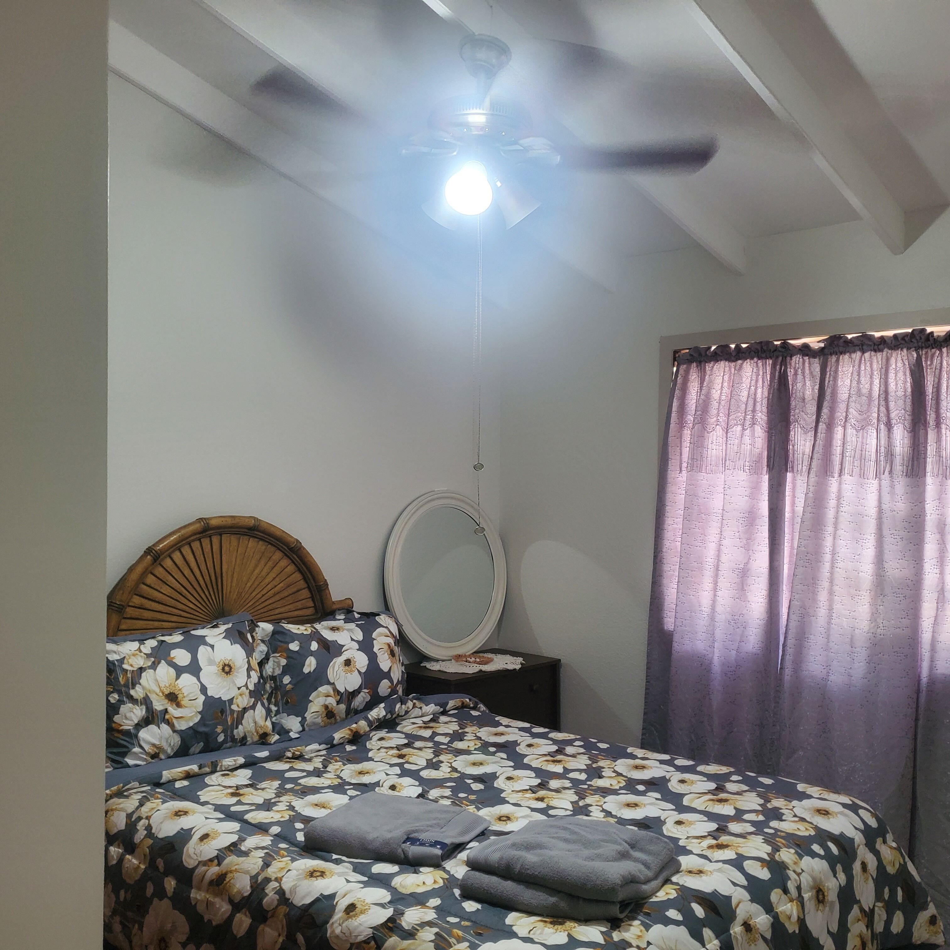 Een strijkplank/strijkijzer, wifi, beddengoed