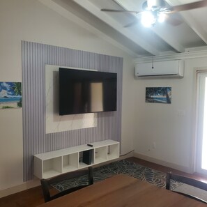 Dining - Spacious 3-bedroom apartmen  on St Thomas west end. Five minute walk to the bay. (St thomas)