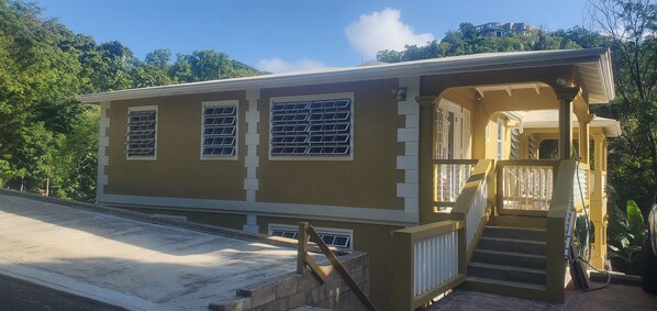Exterior - Spacious 3-bedroom apartmen  on St Thomas west end. Five minute walk to the bay. (St thomas)
