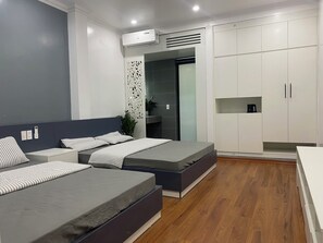 Standard-Doppel- oder -Zweibettzimmer | Zimmersafe, Schreibtisch, laptopgeeigneter Arbeitsplatz
