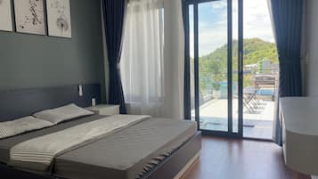 Superior Double Room, Lake View | Peti besi dalam bilik, meja, ruang kerja komputer riba