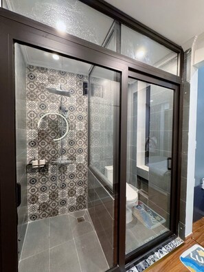 Quarto casal standard | Cofres nos quartos, escrivaninha, espaço de trabalho para notebook