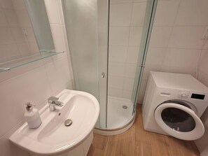 Studio, Multiple Bedrooms, Smoking, Balcony | Bathroom