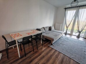 Studio, Multiple Bedrooms, Smoking, Balcony | Living area