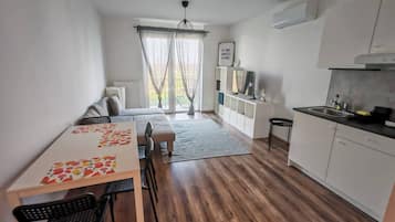 Studio, Multiple Bedrooms, Smoking, Balcony | Dining room