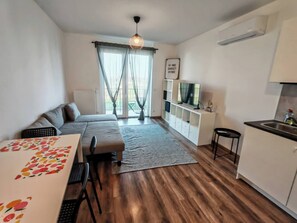 Estúdio, vários quartos, para fumantes, sacada | Sala de estar
