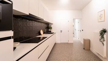 Jääkaappi, mikroaaltouuni, uuni, liesi