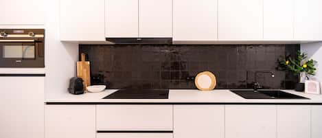 Refrigerador, microondas, horno, placa de cocina