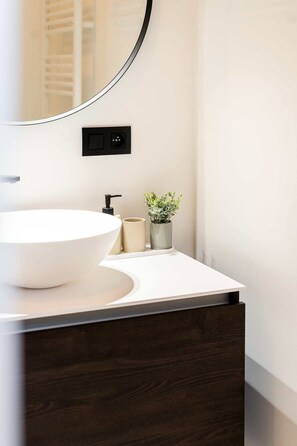 Dusche, Haartrockner, Handtücher