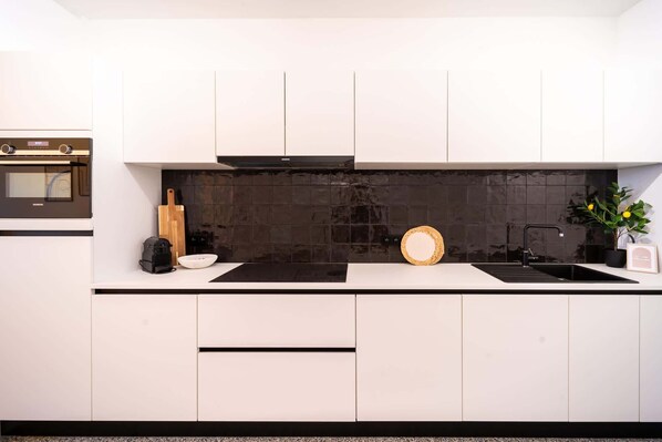 Een koelkast, een microgolfoven, een oven, een kookplaat