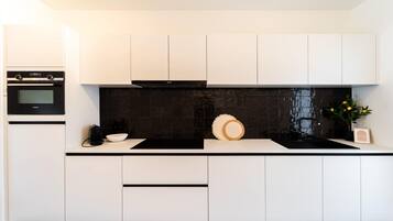 Een koelkast, een magnetron, een oven, een kookplaat