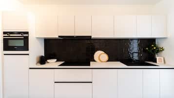 Frigorífico, microondas, horno y placa de cocina