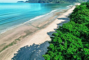 On the beach, sun-loungers - Casa Praia do Guaecá (Sao Sebastiao)
