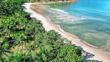 Na praia, espreguiçadeiras