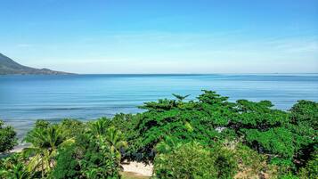 Rannalla, aurinkotuoleja