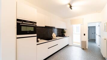 Een koelkast, een microgolfoven, een oven, een kookplaat